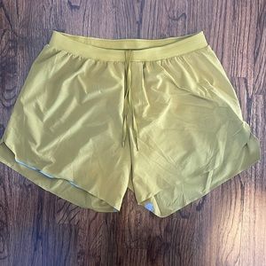 Men’s Lululemon Mustard yellow shorts with liner